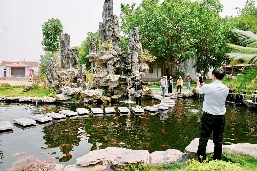 Khi tham quan đền du khách